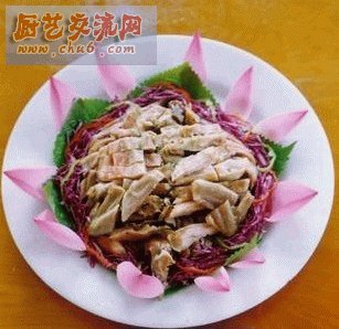 风干鸡：做这种东西时，需要一定的手法速度必须非常快。这是藏菜，大师以极快的速度拔毛、取脏、填调料入 .